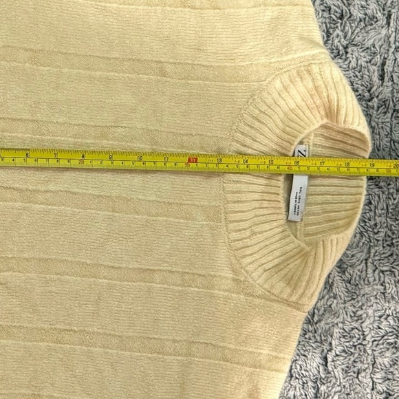 Zara Women’s Light‎ Yellow Cropped Short Turtleneck Sweater Size Large - Picture 5 of 5